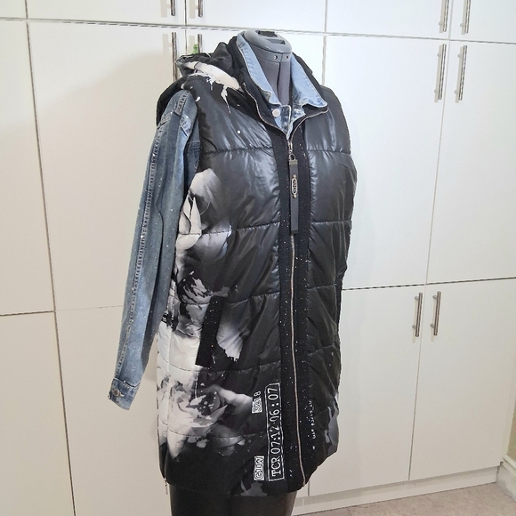 Black White Rose with Crystals Hooded Puffer Vest XL - Picture 15 of 15
